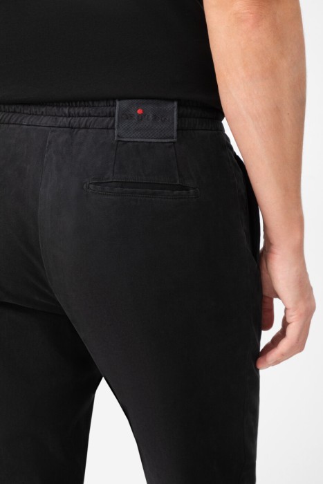 Товар черного цвета с внутренней стороны