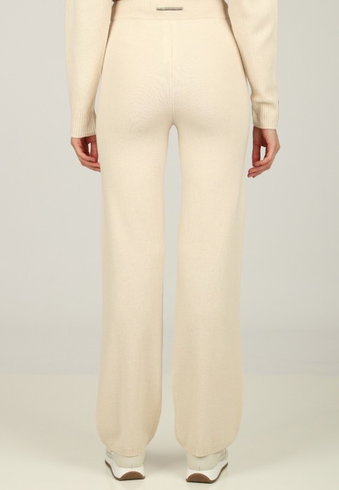 Товар бежевого цвета с внутренней стороны