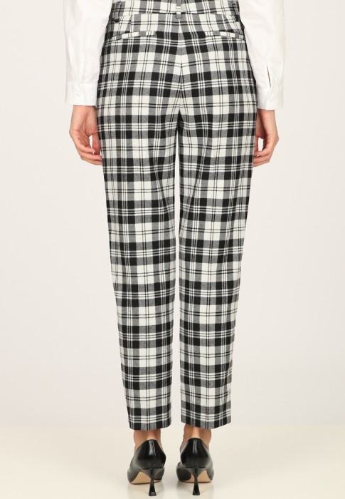 Товар черного цвета с внутренней стороны