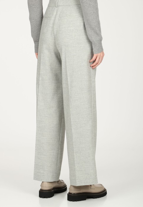 Товар серого цвета с внутренней стороны