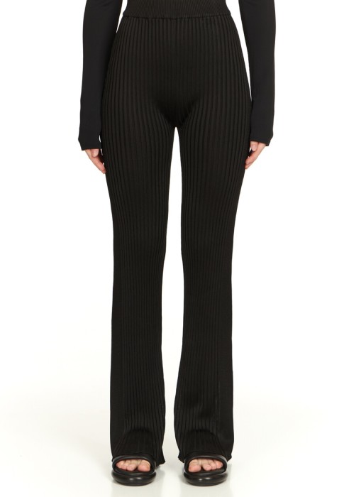 Товар черного цвета с внутренней стороны