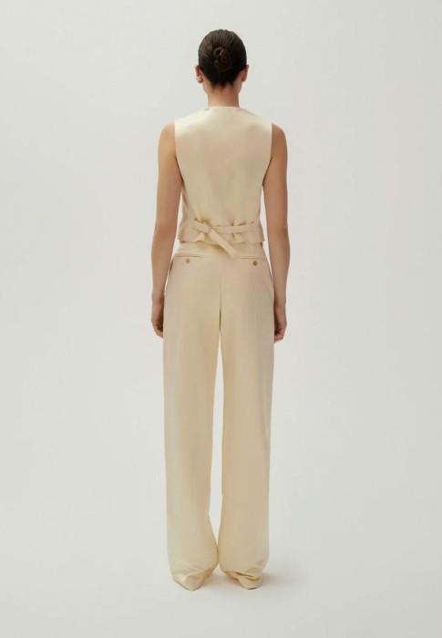 Товар желтого цвета с внутренней стороны