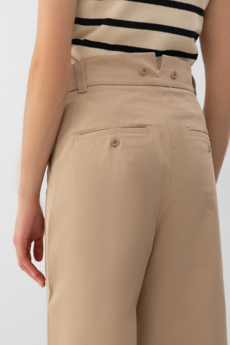 Товар бежевого цвета с внутренней стороны