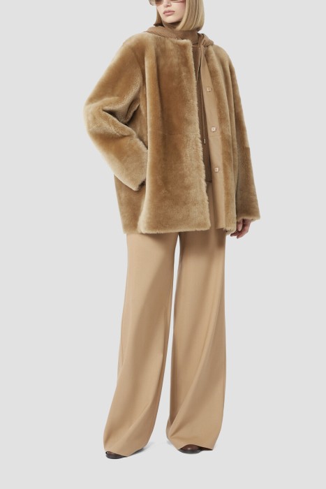 Товар бежевого цвета с внутренней стороны