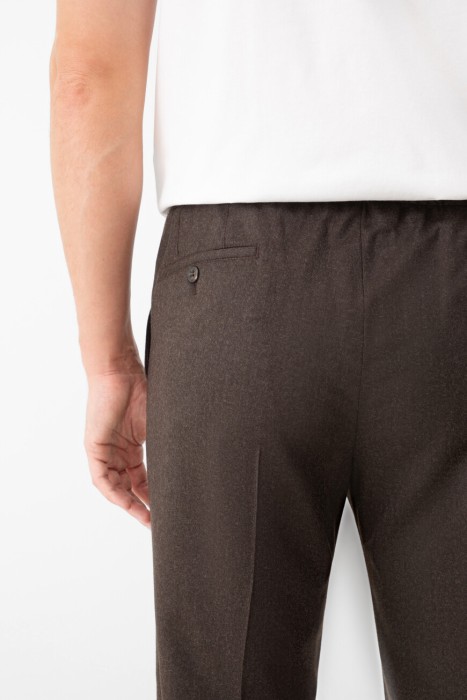 Товар коричневого цвета с внутренней стороны