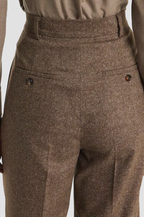 Товар коричневого цвета с внутренней стороны