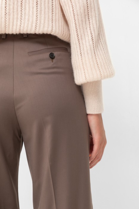 Товар коричневого цвета с внутренней стороны