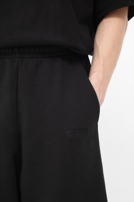 Товар черного цвета с внутренней стороны