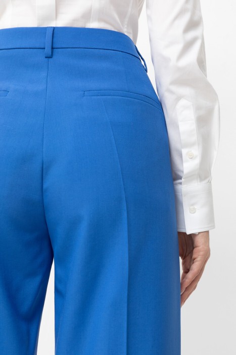 Товар синего цвета с внутренней стороны