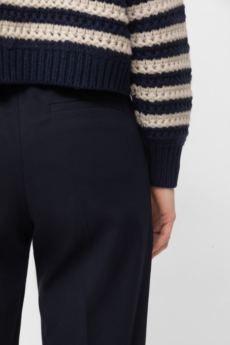 Товар синего цвета с внутренней стороны