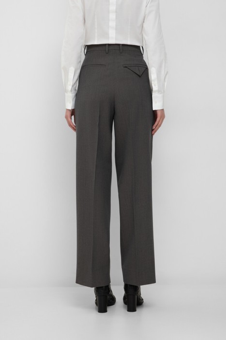 брюки  от бренда bottega veneta вид слева