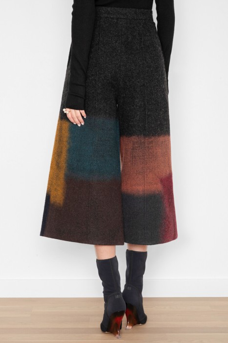 брюки  по цене 107800 руб вид справа