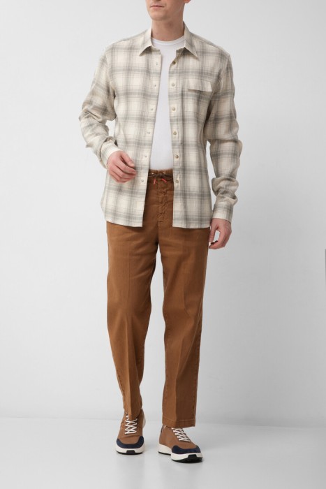 Товар коричневого цвета с внутренней стороны