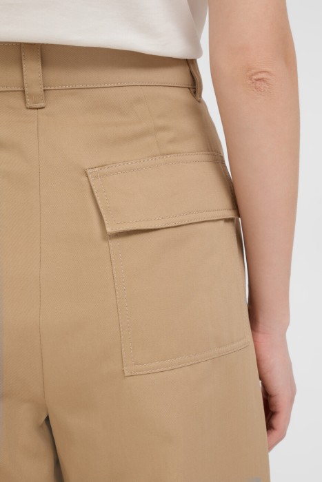 Товар бежевого цвета с внутренней стороны