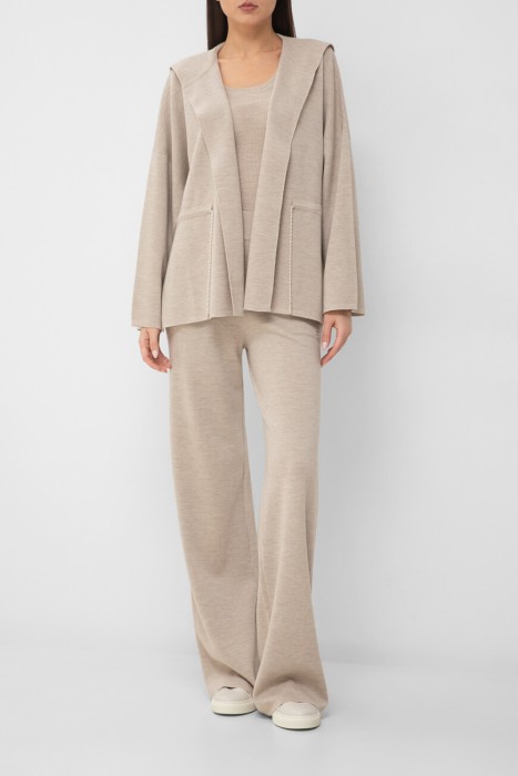 Товар бежевого цвета с внутренней стороны