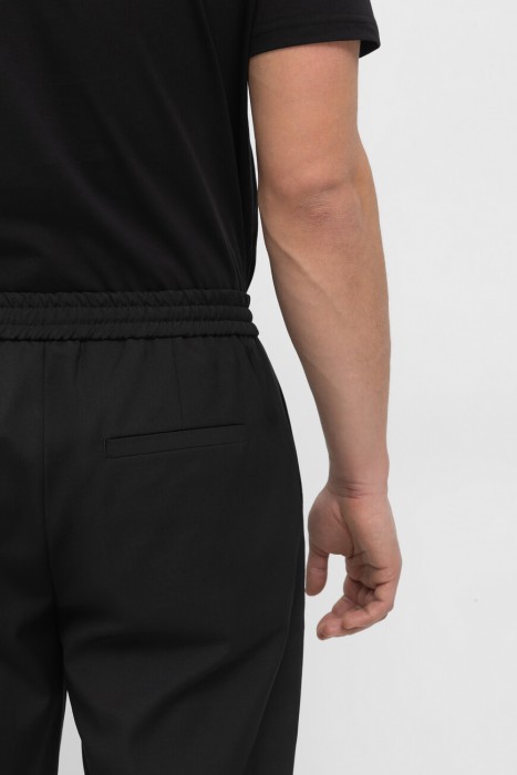 Товар черного цвета с внутренней стороны