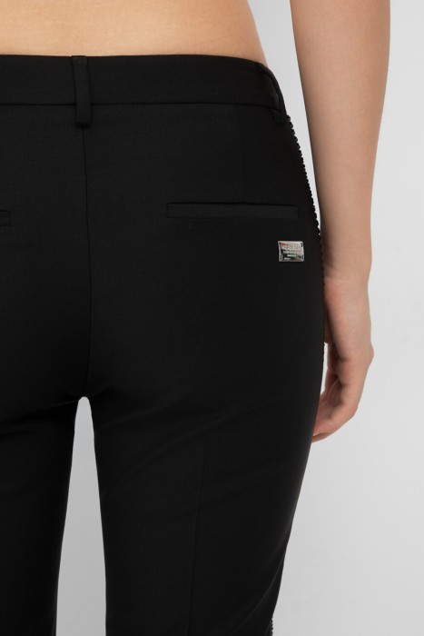 Товар черного цвета с внутренней стороны