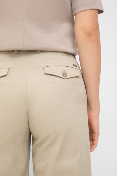 Товар бежевого цвета с внутренней стороны