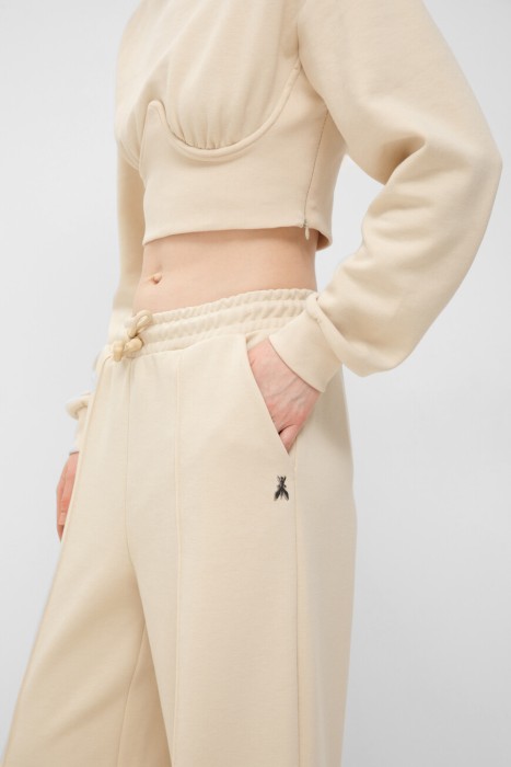 Товар бежевого цвета с внутренней стороны