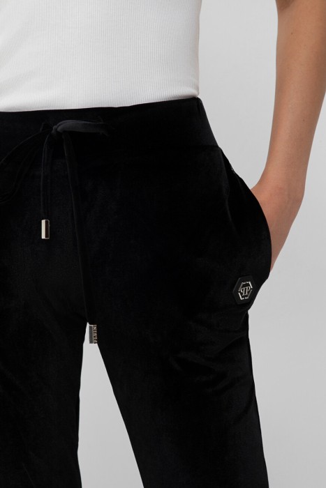 Товар черного цвета с внутренней стороны