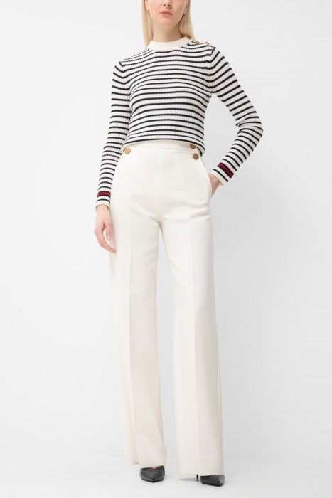 Товар белого цвета с внутренней стороны