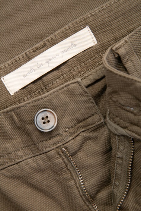 Товар хаки цвета с внутренней стороны