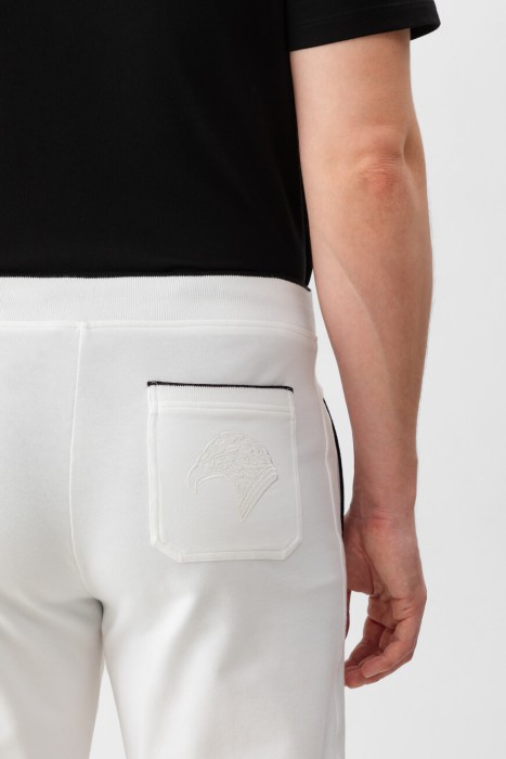 Товар белого цвета с внутренней стороны