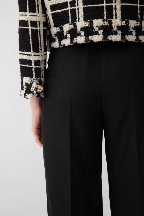 Товар черного цвета с внутренней стороны