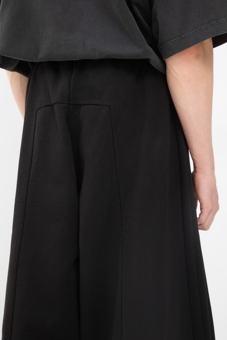 Товар черного цвета с внутренней стороны