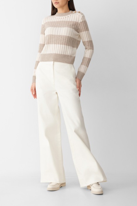 Товар белого цвета с внутренней стороны