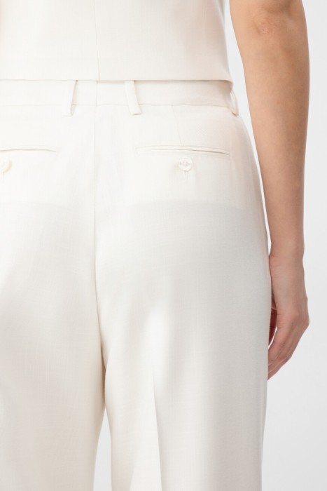 Товар белого цвета с внутренней стороны