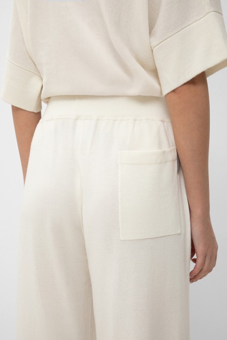 Товар белого цвета с внутренней стороны