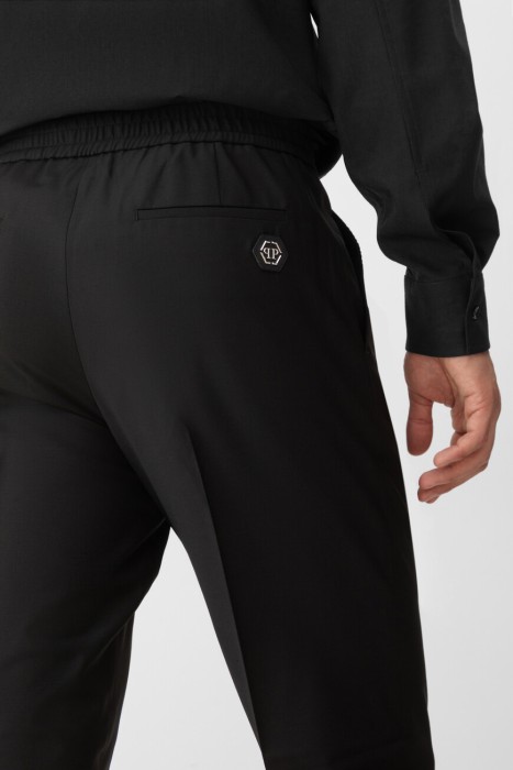 Товар черного цвета с внутренней стороны