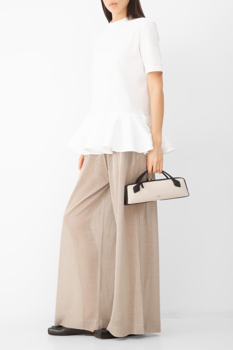 Товар бежевого цвета с внутренней стороны