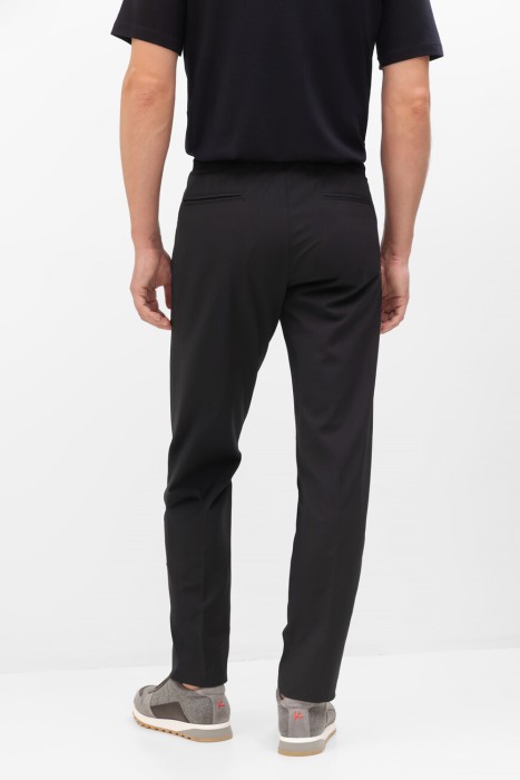 брюки  по цене 42000 руб вид справа