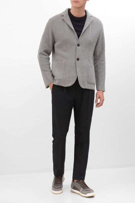 Товар черного цвета с внутренней стороны