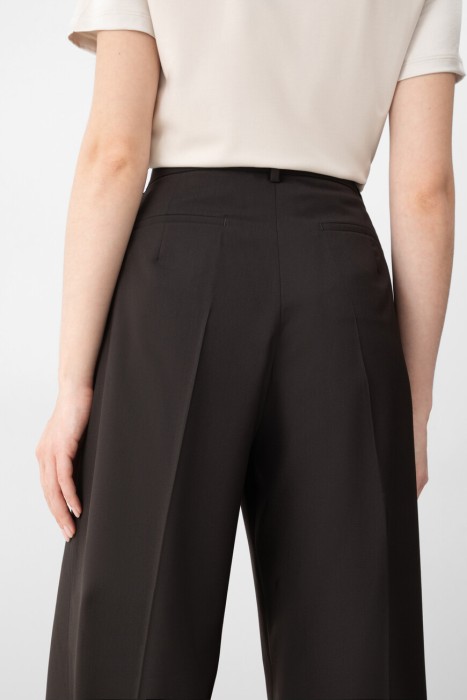 Товар коричневого цвета с внутренней стороны