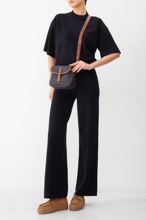 Товар синего цвета с внутренней стороны