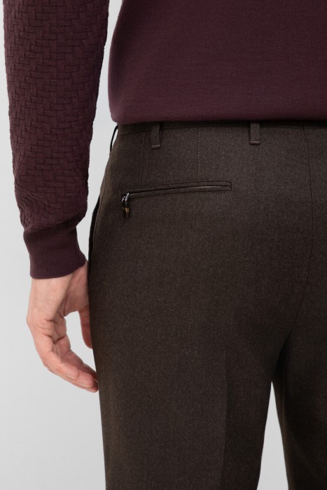 Товар коричневого цвета с внутренней стороны