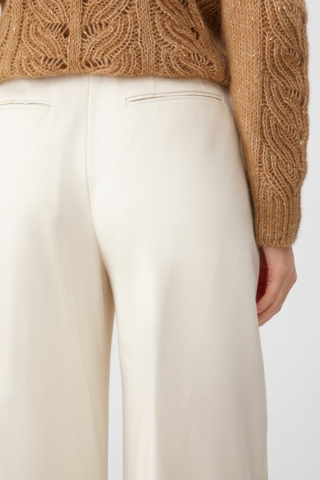 Товар белого цвета с внутренней стороны