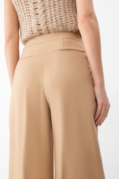 Товар бежевого цвета с внутренней стороны