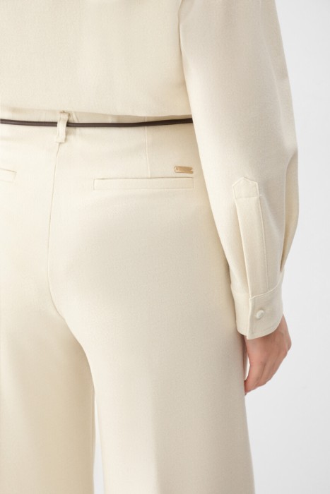 Товар белого цвета с внутренней стороны