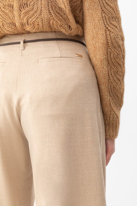 Товар бежевого цвета с внутренней стороны