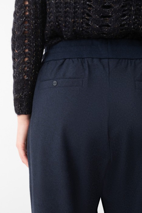 Товар синего цвета с внутренней стороны