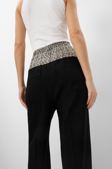 Товар черного цвета с внутренней стороны