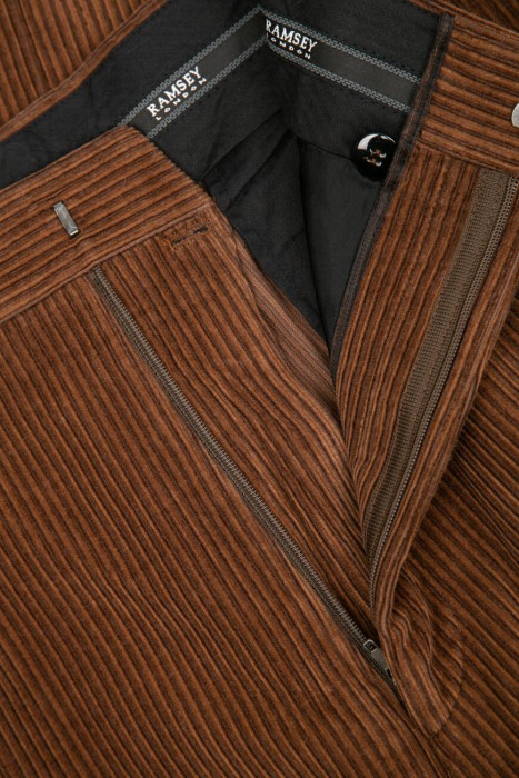 Товар коричневого цвета с внутренней стороны