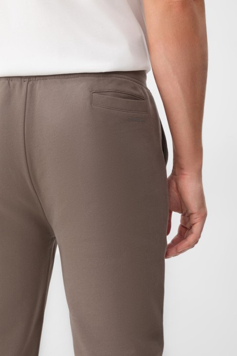 Товар коричневого цвета с внутренней стороны