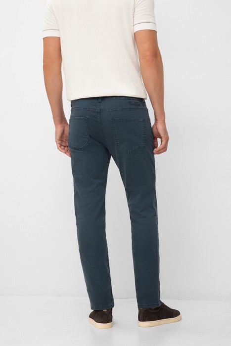 брюки  по цене 8400 руб вид справа