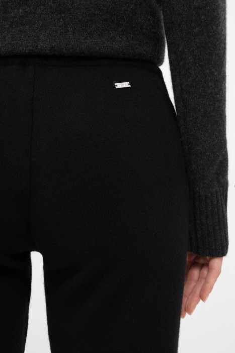 Товар черного цвета с внутренней стороны