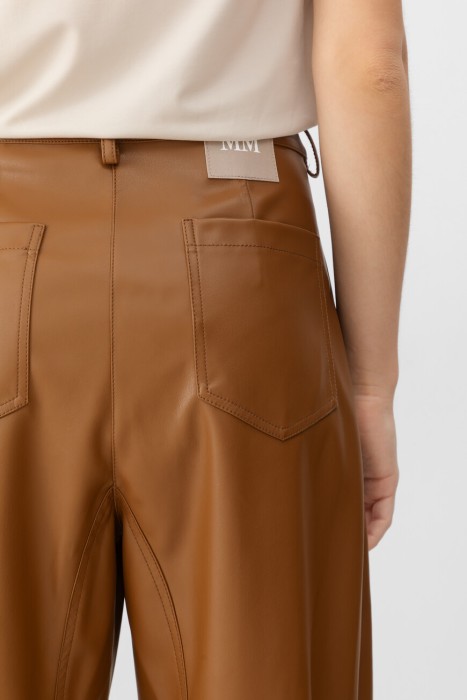 Товар коричневого цвета с внутренней стороны